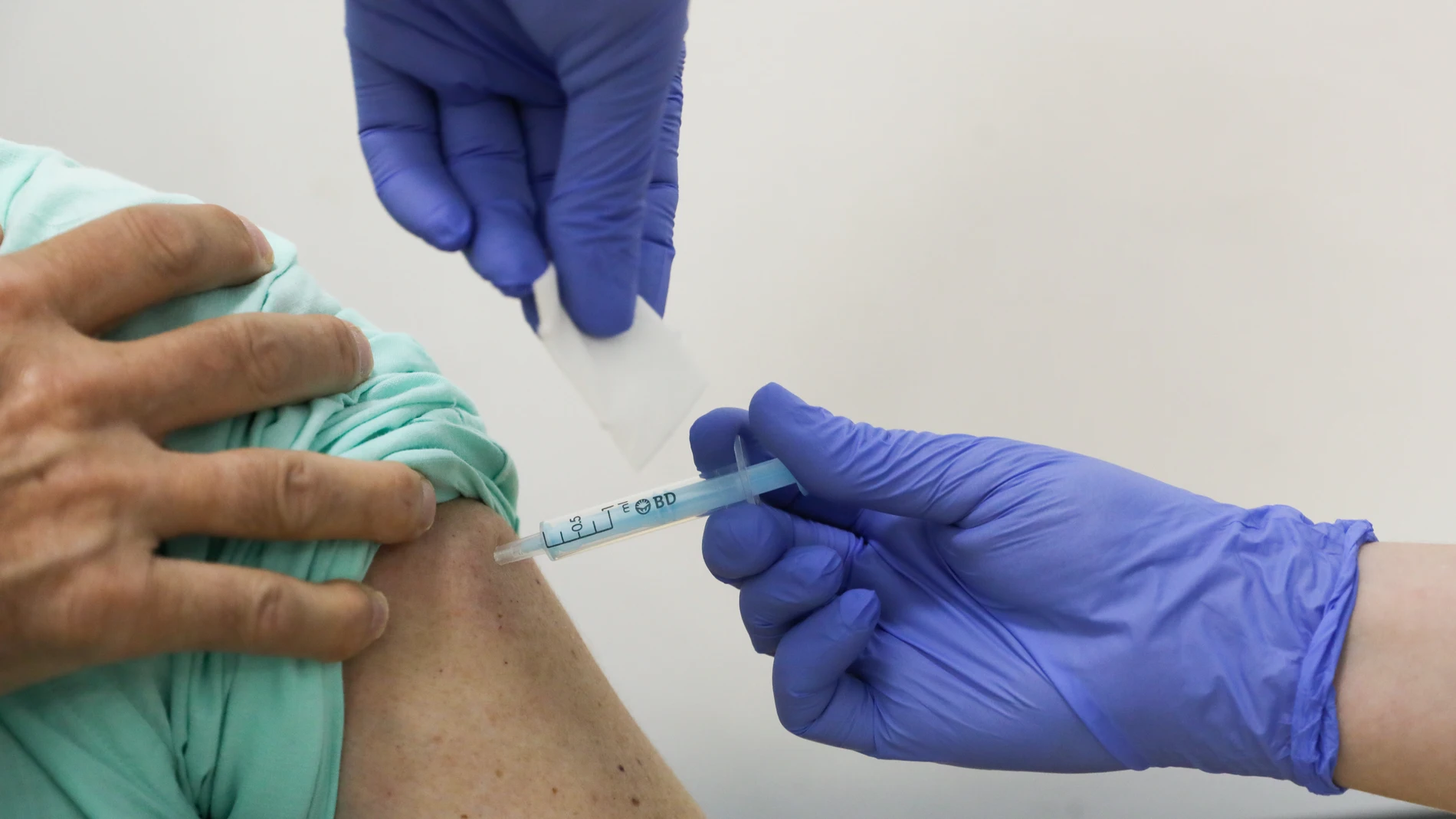 Una mujer recibe la vacuna de Moderna contra el Covid-19, en el Centro de Vacunación de la calle General Oraa, a 7 de mayo de 2021, en Madrid