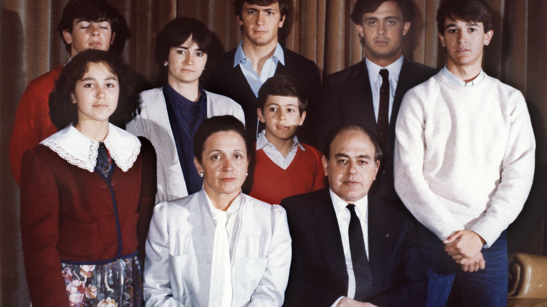 Jordi Pujol y su esposa, Marta Ferrusola posan con sus siete hijos