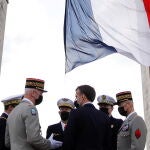 Emmanul Macron conversa con los altos mandos del Ejército francés durante la conmemoración del final de la II Guerra Mundial el 8 de mayo