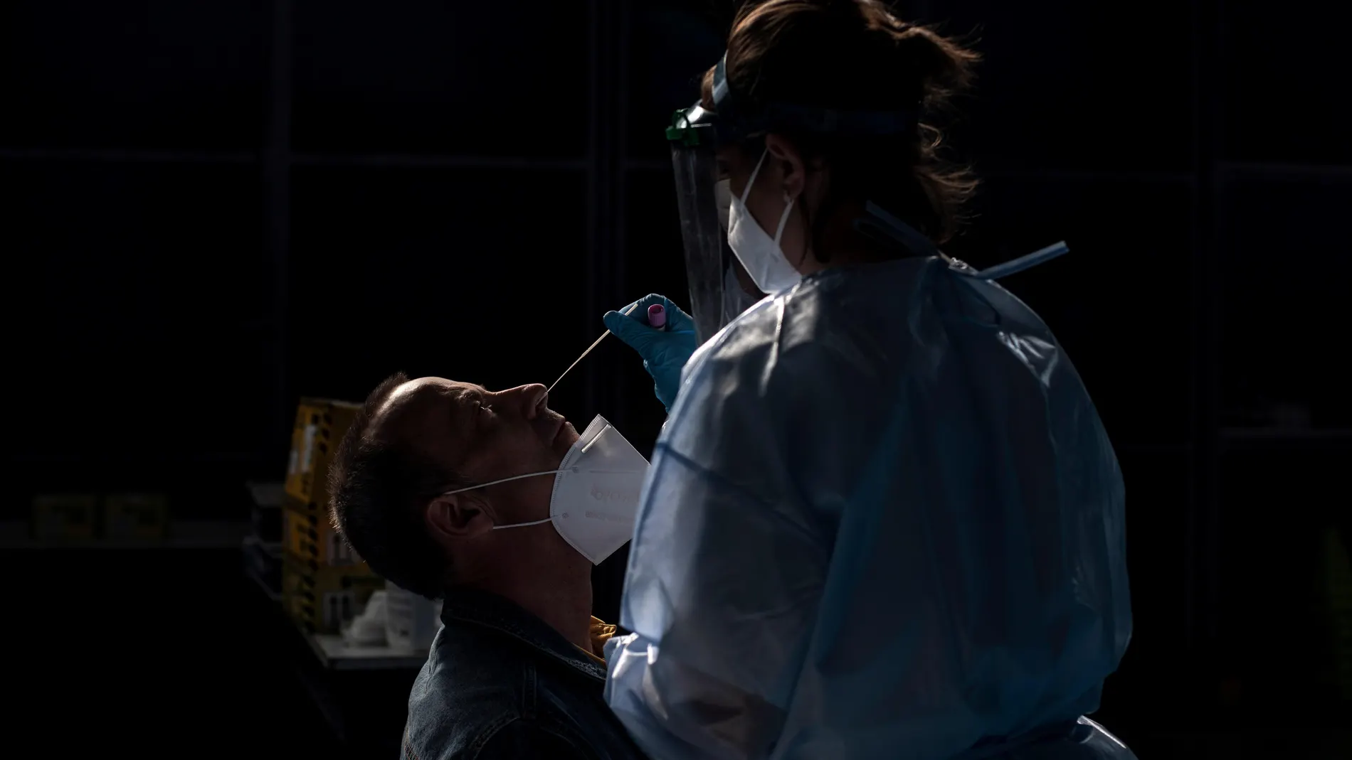 Una trabajadora sanitaria realiza una prueba PCR en Orense