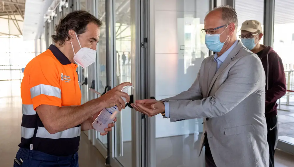 El presidente de las Cortes de Castilla y León, Luis Fuentes, recibe su vacuna en Salamanca