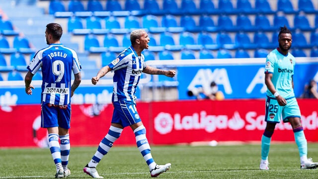 Deyverson con el Deportivo Alavés.