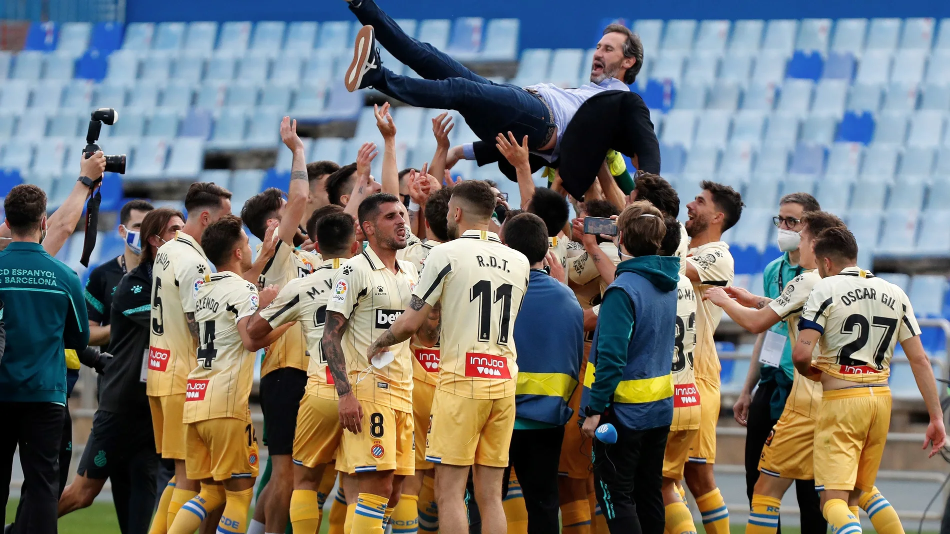 Los jugadores del Espanyol celebran con el técnico españolista, Vicente Moreno, su ascenso a Primera División tras finalizar el partido de Liga Smartbank disputado ante el Zaragoza hoy en estadio de La Romareda.