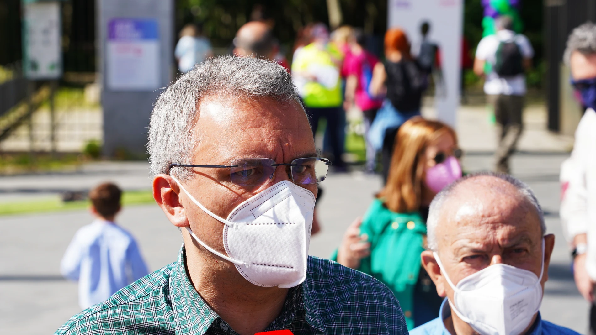 El delegado del Gobierno de España en Castilla y León, Javier Izquierdo, atiende a los medios, antes de participar en la "Marcha Asprona"