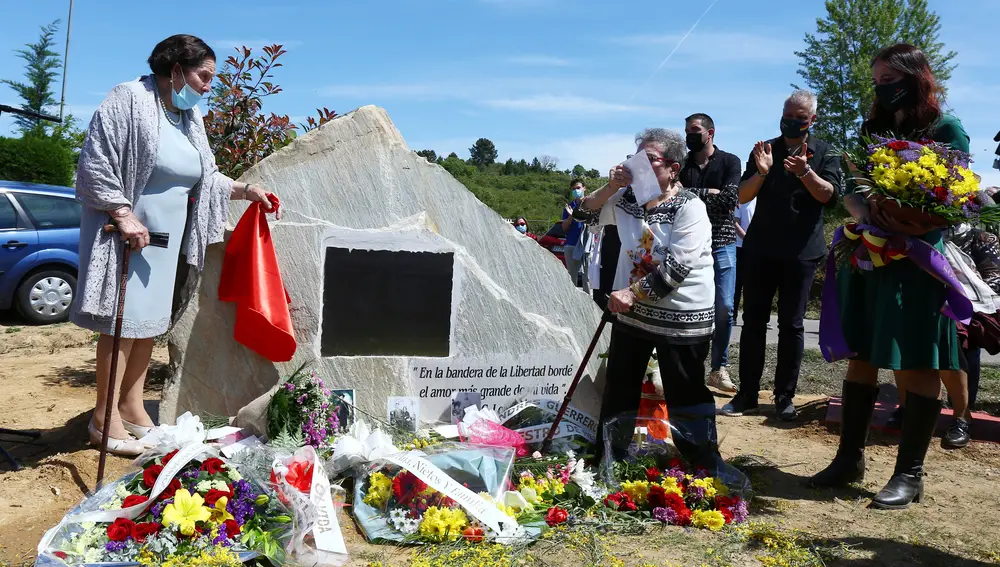 Homenaje a los fusilados en la curva de Magaz, en Camponaraya (León)