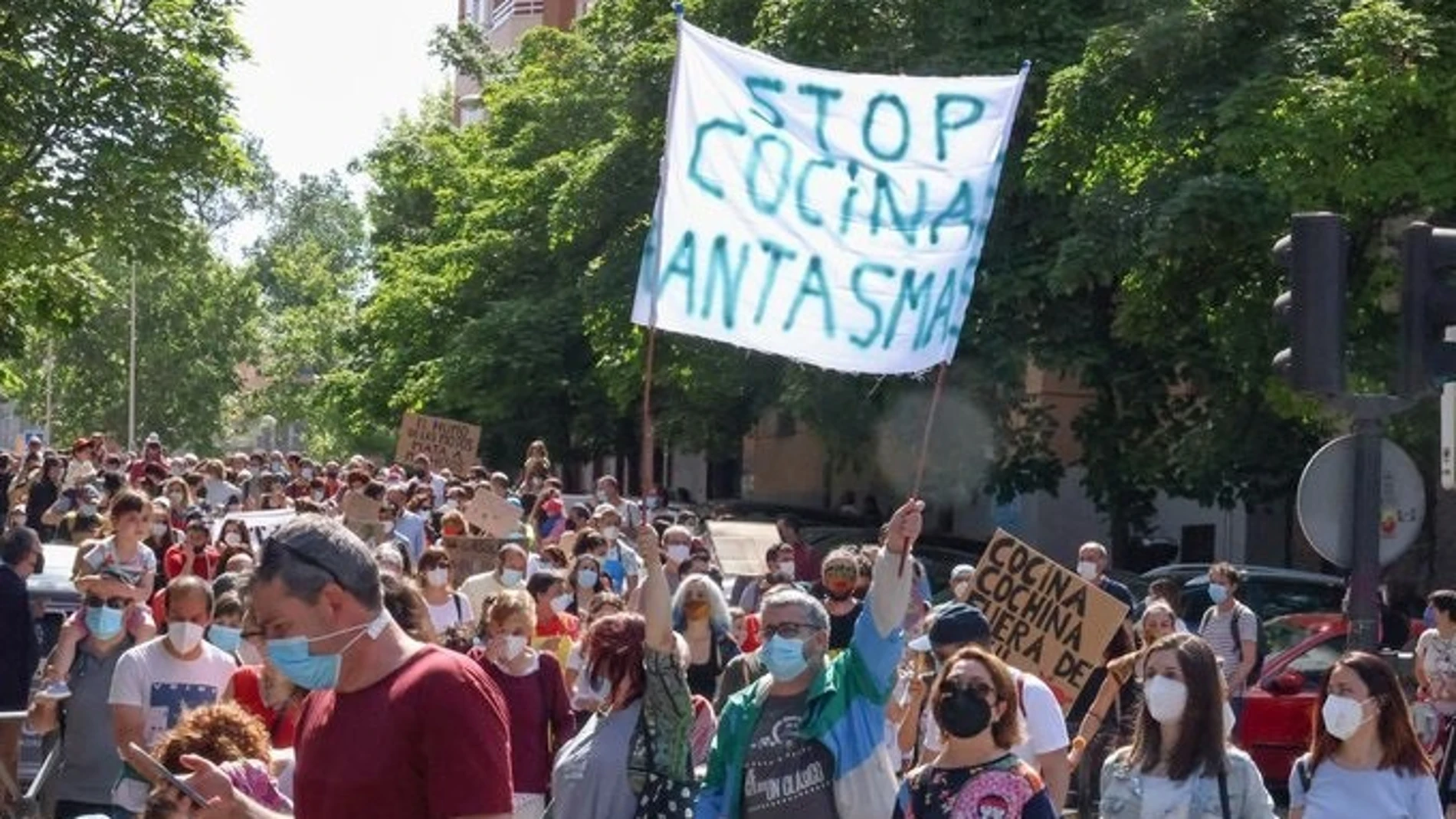 Manifestación vecinal contra la instalación de 'cocinas fantasma' junto a un colegio de Arganzuela, en mayo de 2021