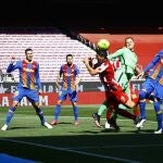 Luis Suárez, que puso el morbo con su regreso al Camp Nou, intenta rematar a Ter Stegen