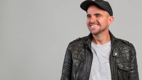 Peter Redwhite es el seudónimo de Pablo Sánchez, ingeniero de telecomunicaciones y escritor