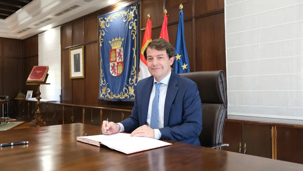 El presidente de Castilla y León, Alfonso Fernández Mañueco, firma la ley por la que se modifica normativa sobre el Impuesto de Sucesiones y Donaciones