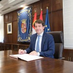 El presidente de Castilla y León, Alfonso Fernández Mañueco, firma la ley por la que se modifica normativa sobre el Impuesto de Sucesiones y Donaciones