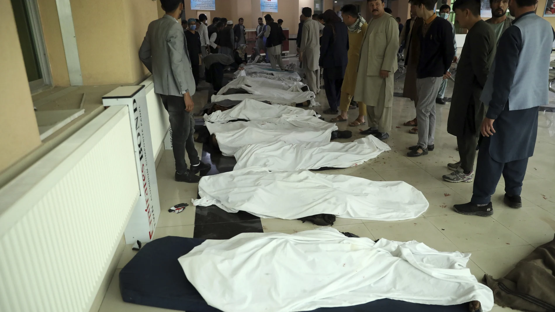 Los familiares identifican los cuerpos de las niñas muertas en el atentado de Kabul