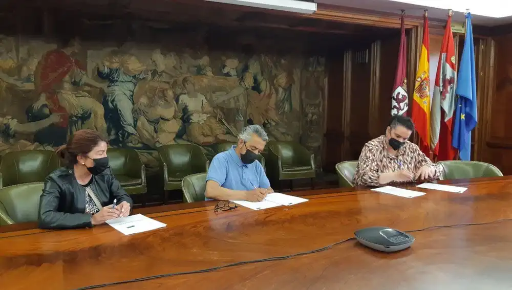 Firma de acuerdo del Ayuntamiento de León con la Fundación &quot;Hogar de la Esperanza&quot;