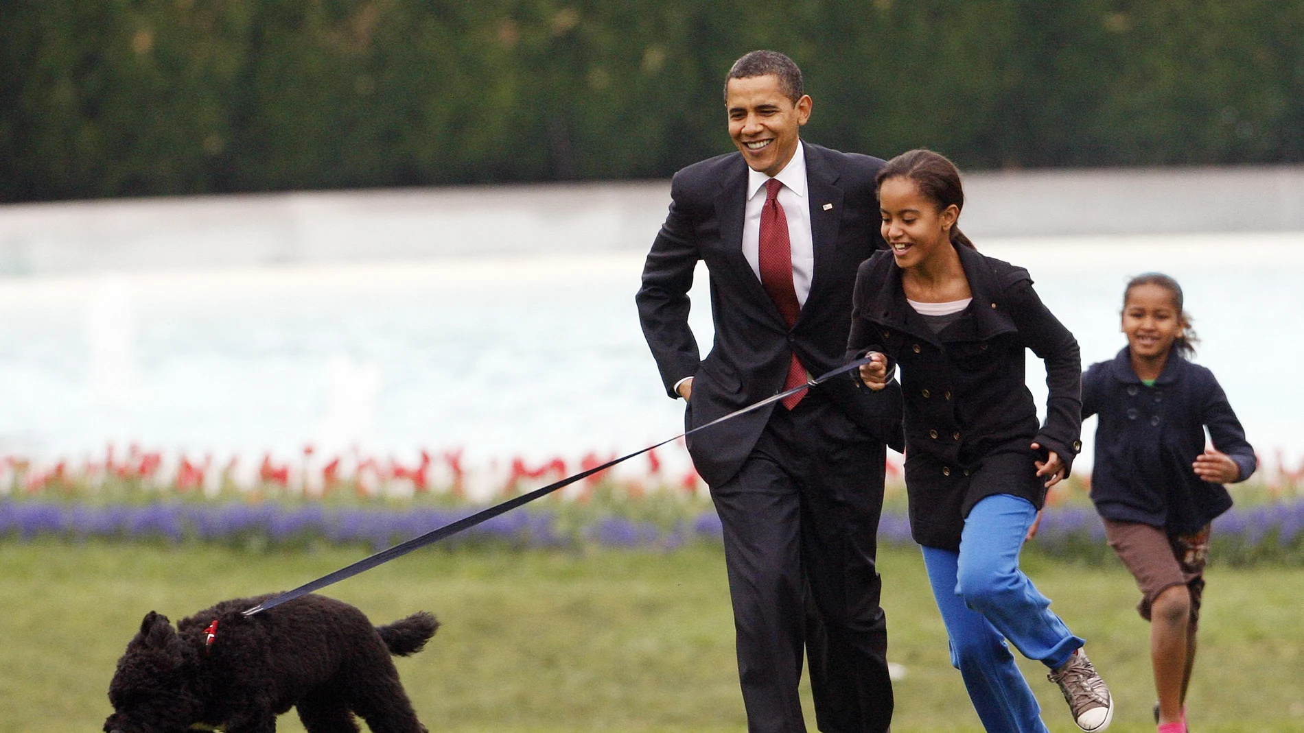 Barack Obama, jugando con sus hijas Sasha y Malia en los jardines de la Casa Blanca