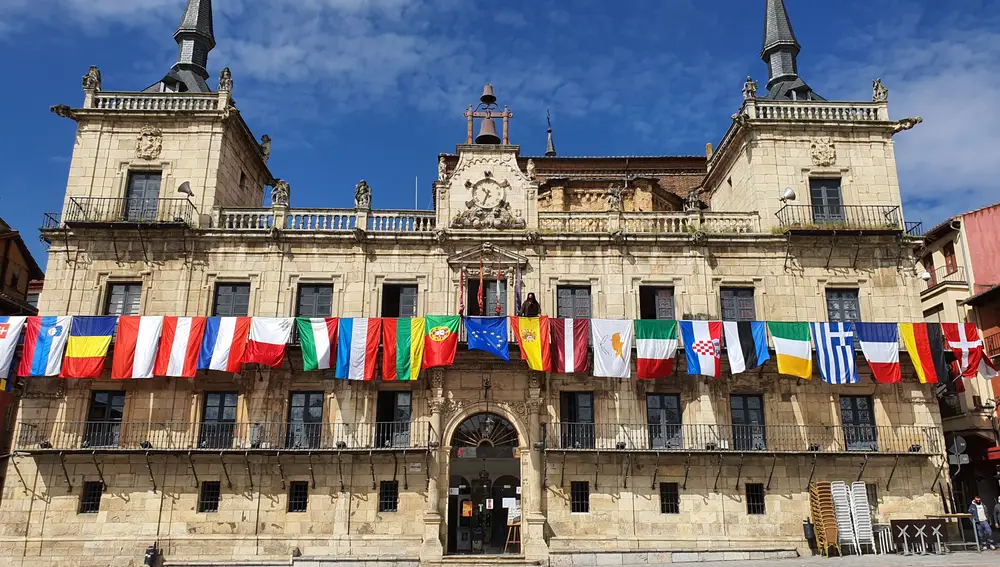 El Ayuntamiento de León se engalana con las banderas de países europeos