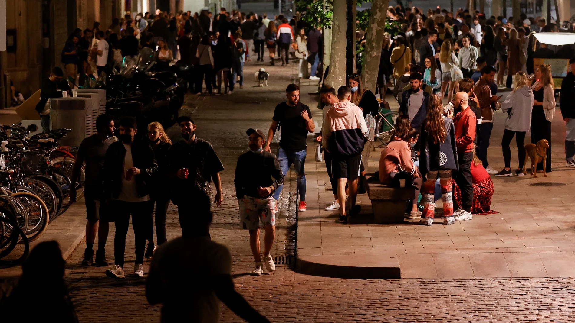 Aspecto del Paseo del Born de Barcelona, después del toque de queda y antes de que terminara el estado de alarma en Cataluña