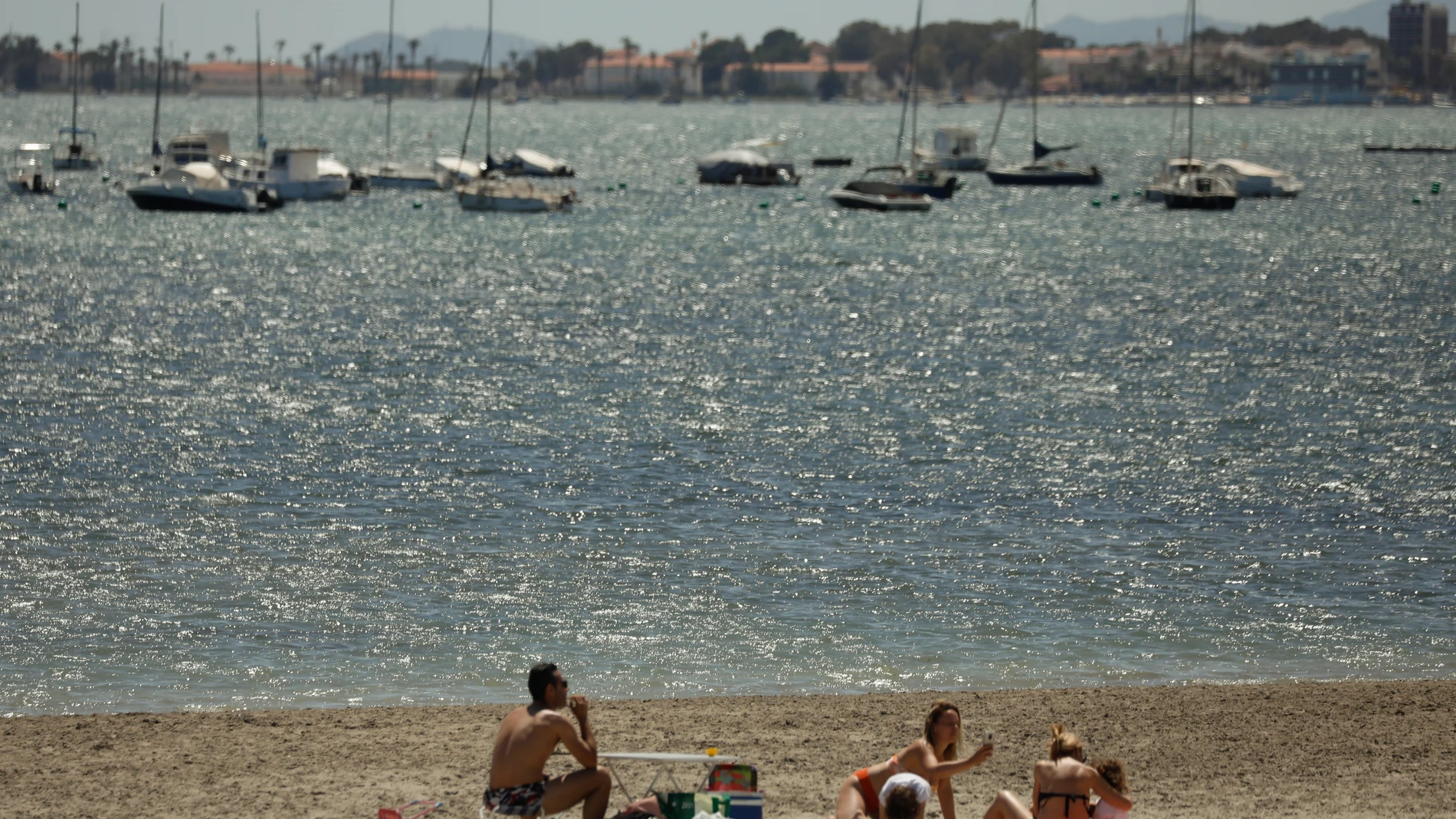 Ambiente en una playa de Lo Pagán, en el municipio de San Pedro del Pinatar, en el primer día sin el estado de alarma