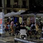 Varias personas disfrutan en una terraza de la plaza del Tossal en el barrio del Carmen de Valéncia