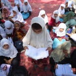Unas niñas afganas estudian en su colegio de Nangarhar