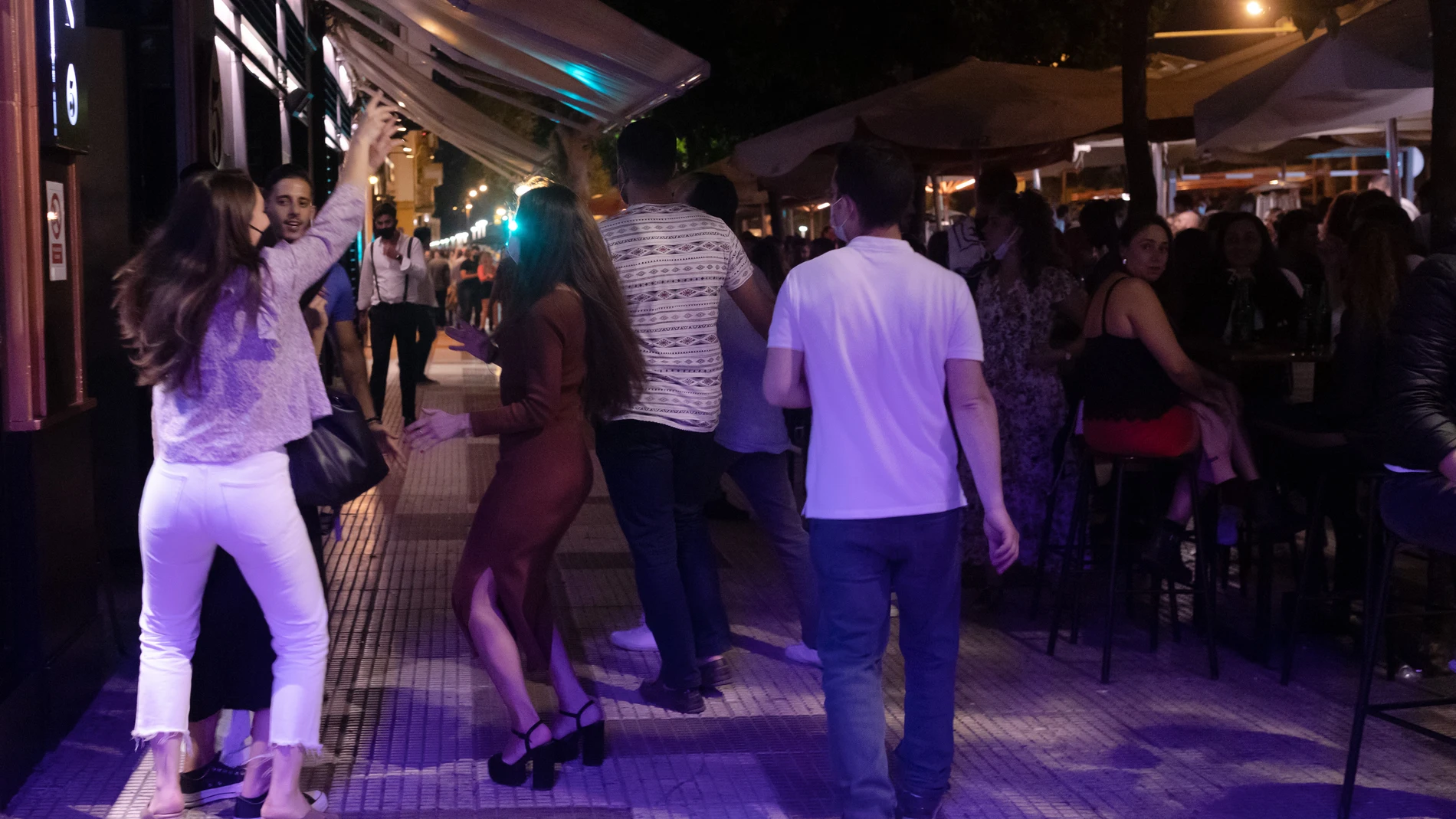 Varias personas en la terraza de un bar en Sevilla. María José López / Europa Press