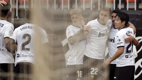 Los jugadores del Valencia celebran un gol.