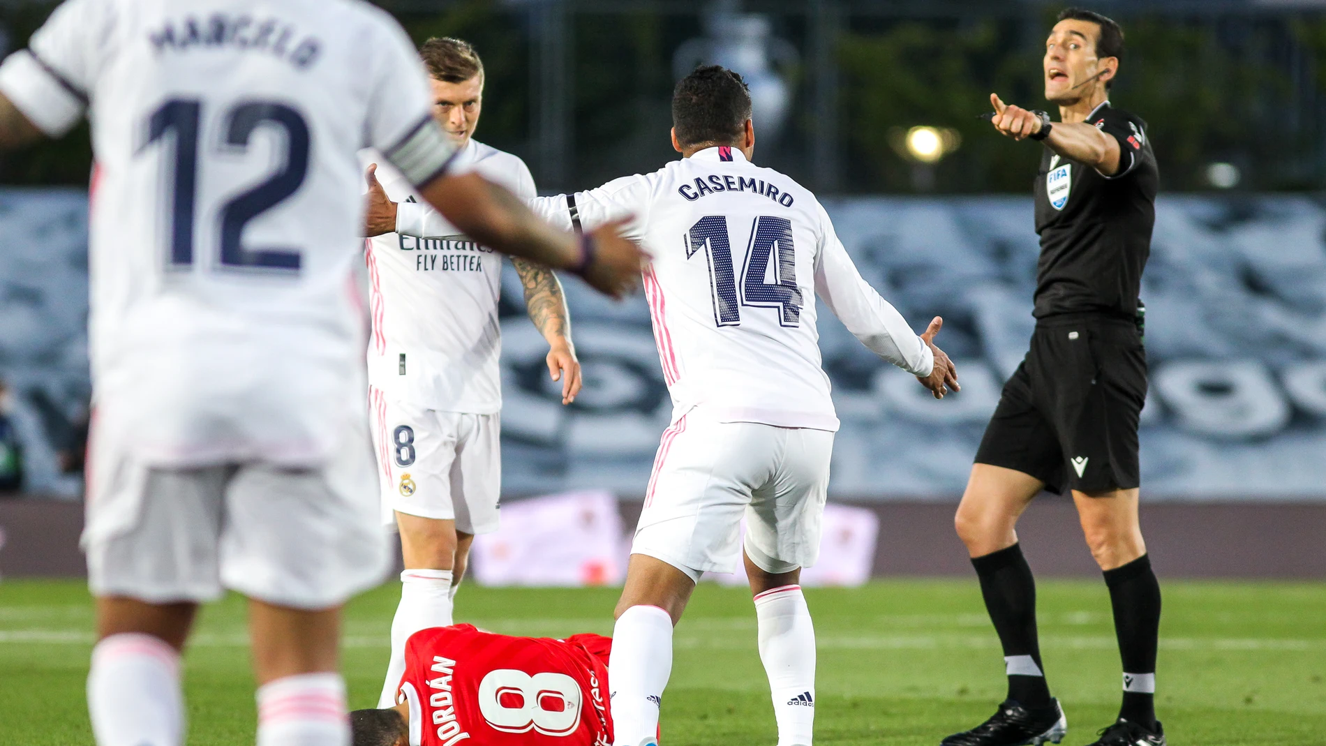 Los jugadores del Real Madrid protestan a Martínez Munuera durante el partido ante el Sevilla