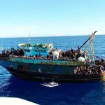 Un barco con 415 inmigrantes a su llegada a Lampedusa