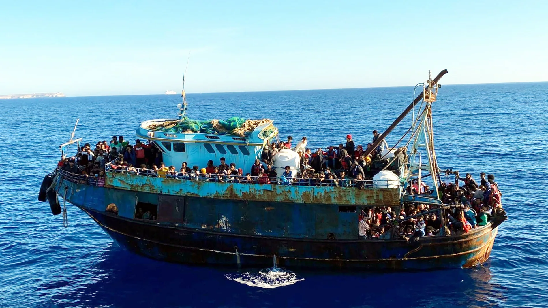 Un barco con 415 inmigrantes a su llegada a Lampedusa