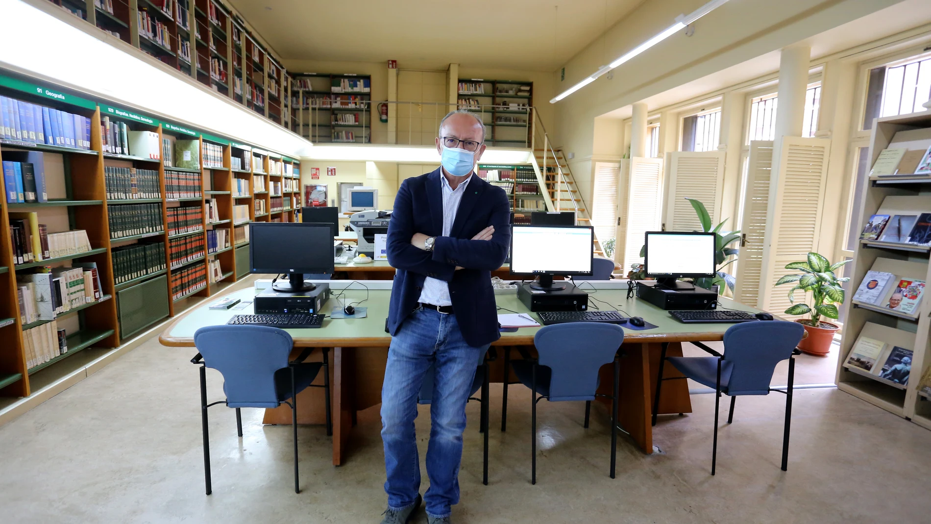 El director de la Biblioteca de Castilla y León y Jefe del Servicio de Bibliotecas, Jose Lorenzo, en la sala de investigadores del centro