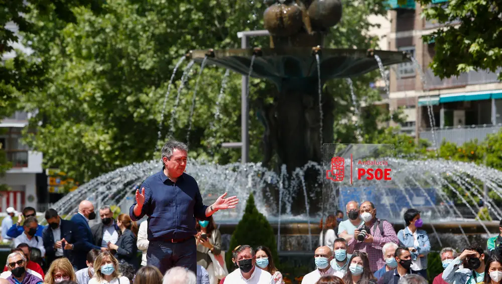 El alcalde de Sevilla, Juan Espadas (c), en el acto de presentación de su candidatura para las primarias del PSOE-A, este domingo en Granada