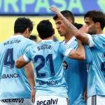 El centrocampista argentino del Celta, Augusto Solari (c) celebra con sus compañeros, su gol ante el Villarreal, cuarto del equipo