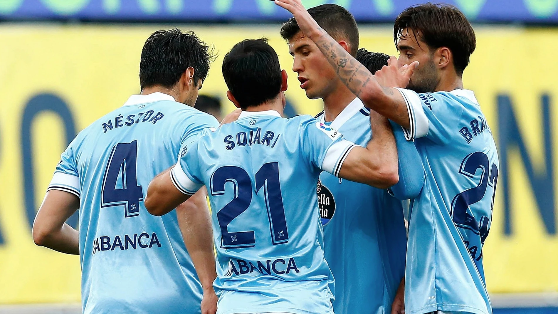 El centrocampista argentino del Celta, Augusto Solari (c) celebra con sus compañeros, su gol ante el Villarreal, cuarto del equipo