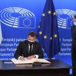 Emmanuel Macron, en Estrasburgo junto al presidente del Parlamento Europeo, David Sassoli