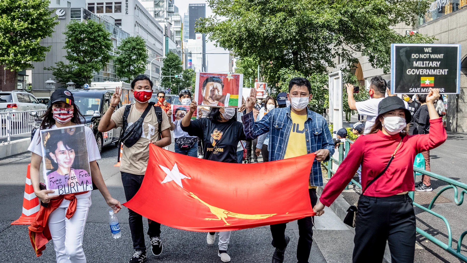 09 May 2021, Japan, Tokyo: Protesters hold a Myanmar flag and placards during a demonstration demanding Respect of Democracy, Freedom and Human rights in Asia. Photo: Viola Kam/SOPA Images via ZUMA Wire/dpaViola Kam/SOPA Images via ZUMA W / DPA09/05/2021 ONLY FOR USE IN SPAIN