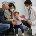 Martina, junto a sus padres, durante una visita médica en Vall d'Hebron tras el trasplante