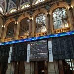 GRAF4068. MADRID, 10/05/2021.- Vista del interior de la Bolsa de Madrid este lunes. El Ibex 35, el principal índice de la Bolsa española, subió este lunes un 0,94 %, impulsado por los bancos, en especial el Sabadell, y por Telefónica, con lo que superó los 9.100 puntos y alcanzó el nivel más alto desde finales de febrero de 2020. El selectivo español, que encadena cuatro jornadas al alza, sumó 85,1 puntos y cerró en 9.144,3, su nuevo máximo anual. EFE/ Vega Alonso