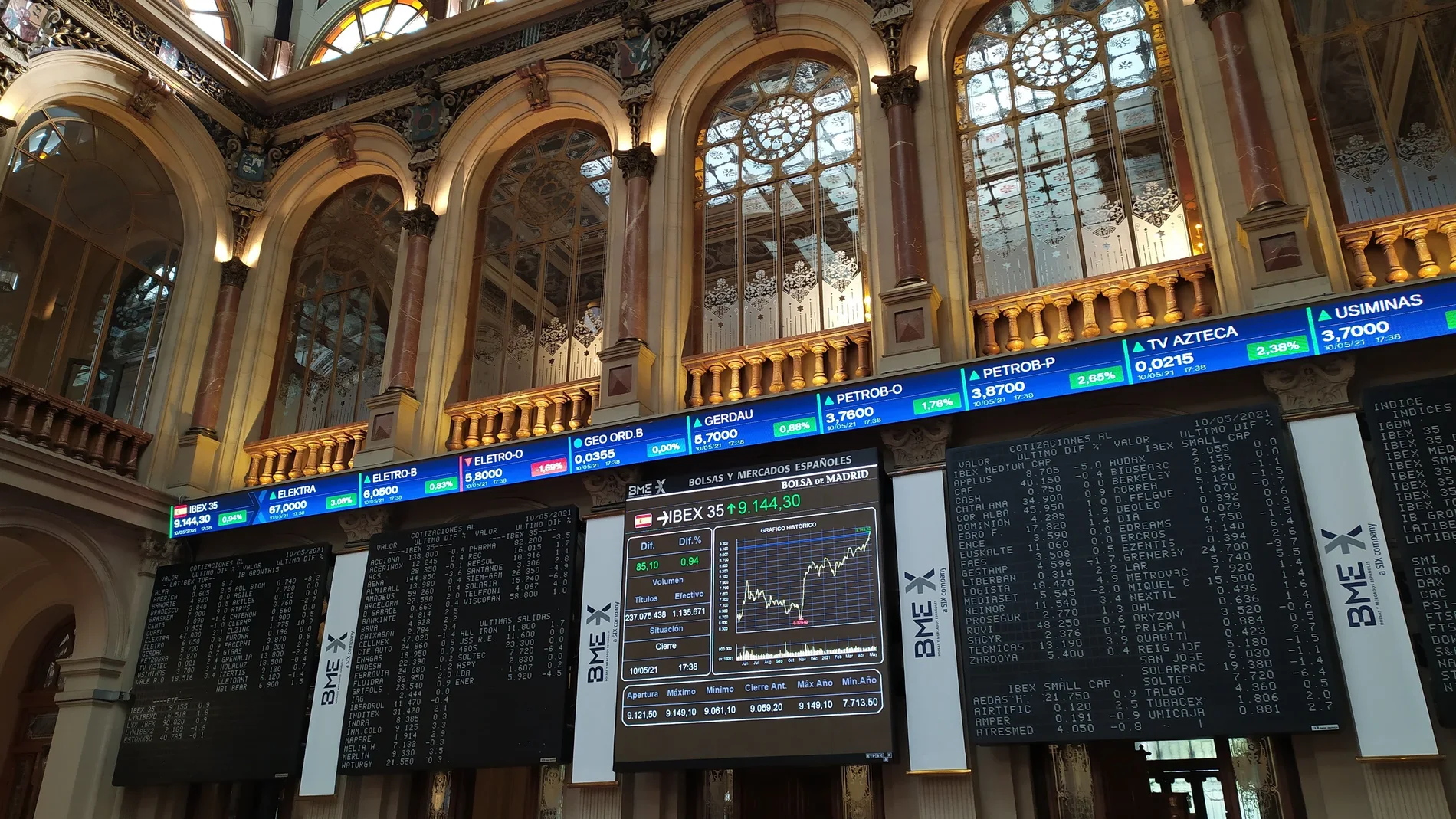 GRAF4068. MADRID, 10/05/2021.- Vista del interior de la Bolsa de Madrid este lunes. El Ibex 35, el principal índice de la Bolsa española, subió este lunes un 0,94 %, impulsado por los bancos, en especial el Sabadell, y por Telefónica, con lo que superó los 9.100 puntos y alcanzó el nivel más alto desde finales de febrero de 2020. El selectivo español, que encadena cuatro jornadas al alza, sumó 85,1 puntos y cerró en 9.144,3, su nuevo máximo anual. EFE/ Vega Alonso