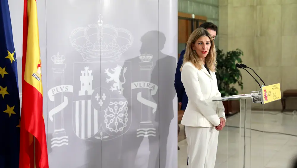 La ministra de Trabajo, Yolanda Díaz, recibe en la sede del ministerio a Gabriel Rufián, portavoz de Esquerra Republicana de Cataluña.￼