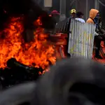 Un grupo de manifestantes incendian neumáticos y bloquean una calle en Cali (Colombia)