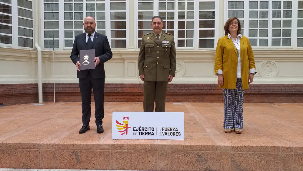 El general José Rivas junto a Ángeles Armisén y a José Manuel Fernández Fernández