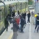 Momento en el que la joven es empujada y cae a las vías del tren, en Dublín