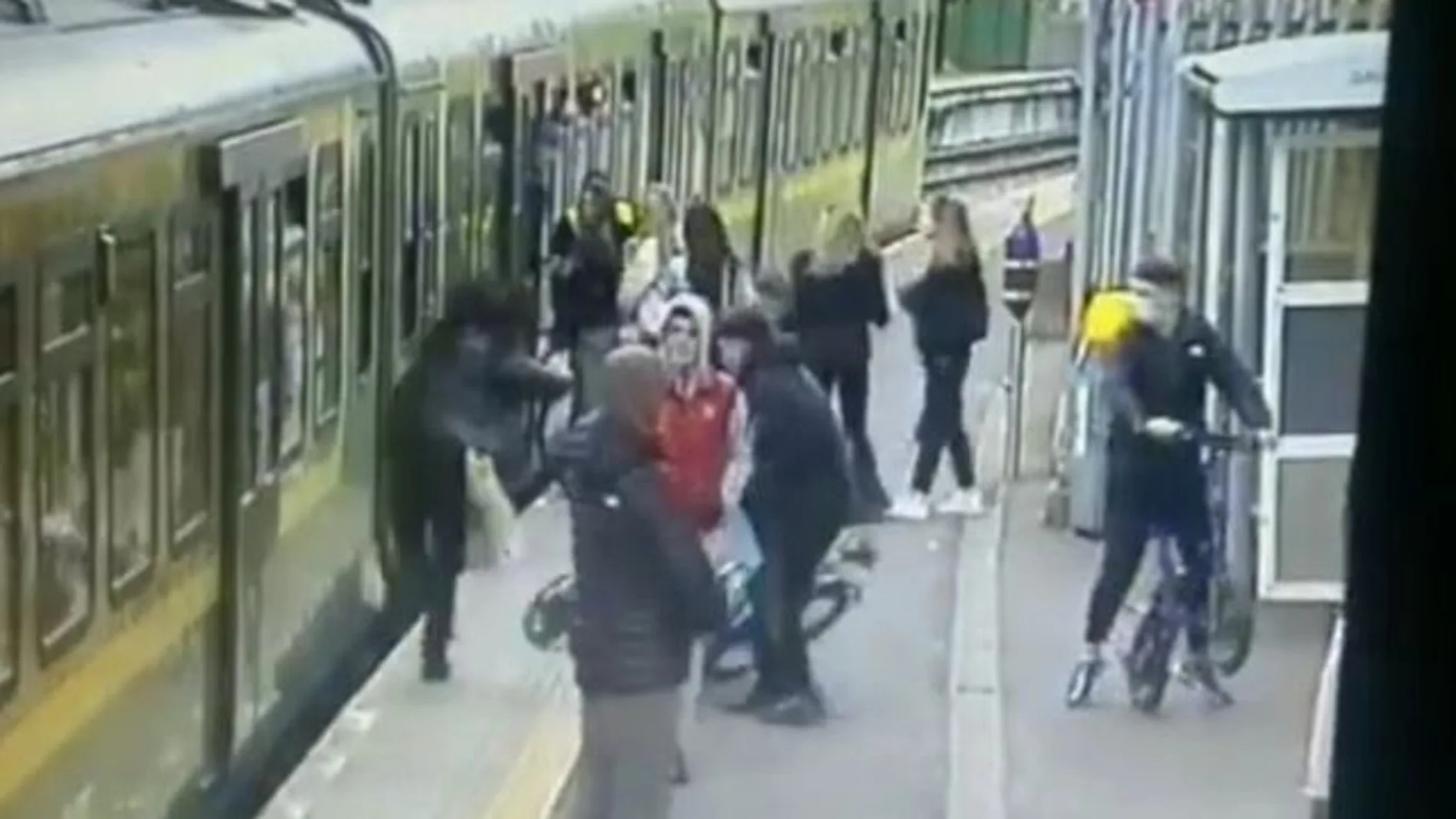 Momento en el que la joven es empujada y cae a las vías del tren, en Dublín