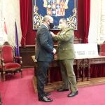 El general José Rivas entrega la distinción a José Manuel Fernández Fernández