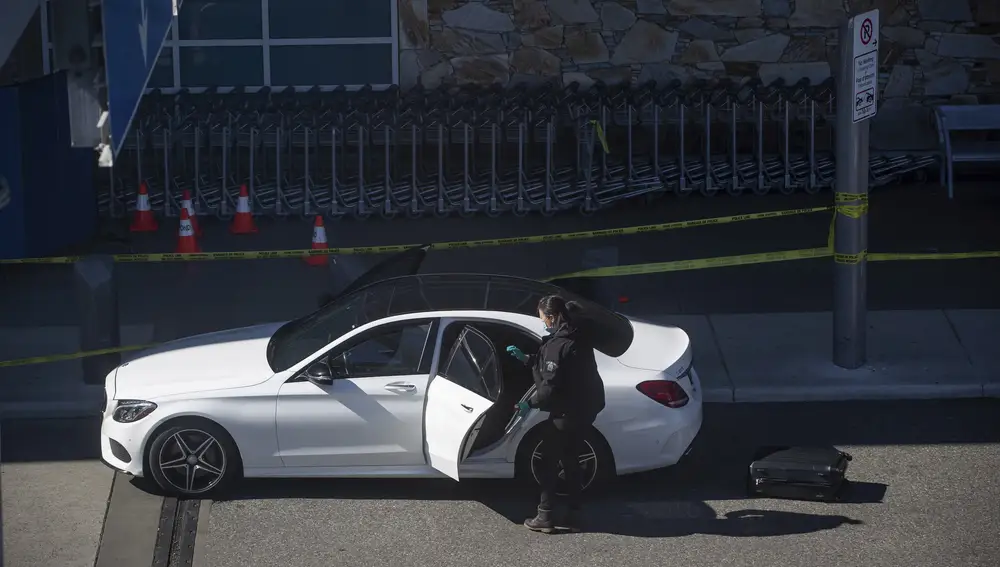 Una oficial de la Real Policía Montada de Canadá examina el interior de un coche en el Aeropuerto Internacional de Vancouver