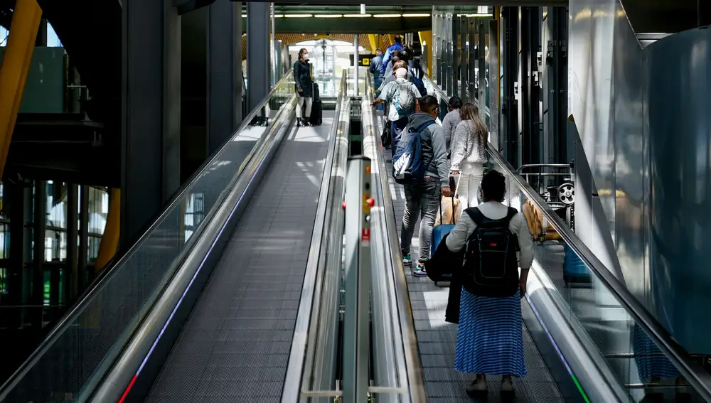 Varias personas en la T4 del aeropuerto Adolfo Suárez, Madrid-Barajas durante el primer día laboral tras el estado de alarma, a 10 de mayo de 2021, en Madrid (España)