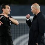 Zidane, con el árbitro del Real Madrid-Sevilla
