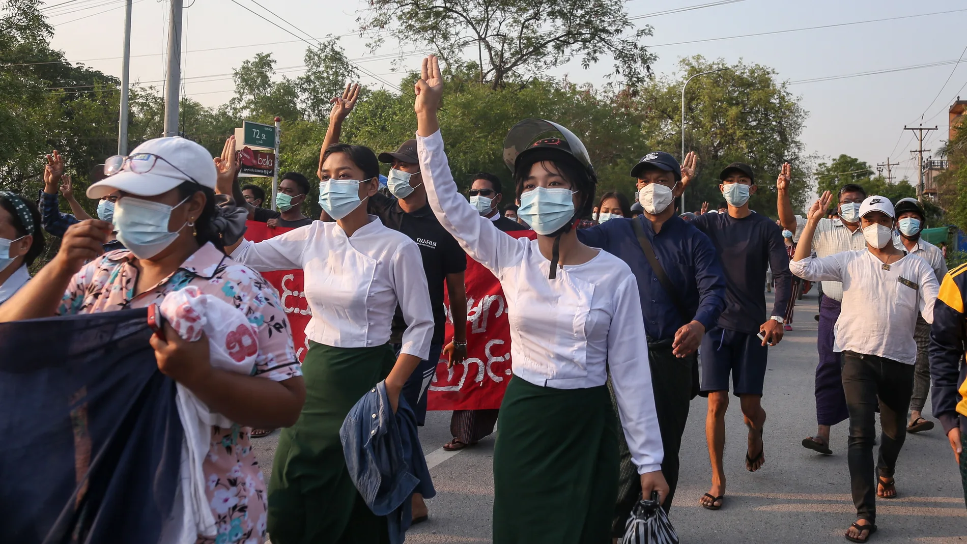 Los manifestantes saludan con tres dedos durante una protesta antimilitarista en Mandalay, Myanmar, el 10 de mayo de 2021