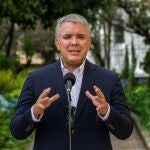 AME6444. BOGOTÁ (COLOMBIA), 09/05/2021.- Fotografía cedida por la Presidencia de Colombia que muestra al mandatario Iván Duque durante una alocución hoy en Bogotá (Colombia). El presidente de Colombia, Iván Duque, hizo este domingo un llamado para que los indígenas, que se han movilizado a las ciudades, sobre todo a la de Cali, para juntarse a las masivas protestas que tienen lugar en todo el país, vuelvan a sus territorios "para evitar confrontaciones" con la población. EFE/ Presidencia de Colombia /SOLO USO EDITORIAL SOLO DISPONIBLE PARA ILUSTRAR LA NOTICIA QUE ACOMPAÑA (CRÉDITO OBLIGATORIO)