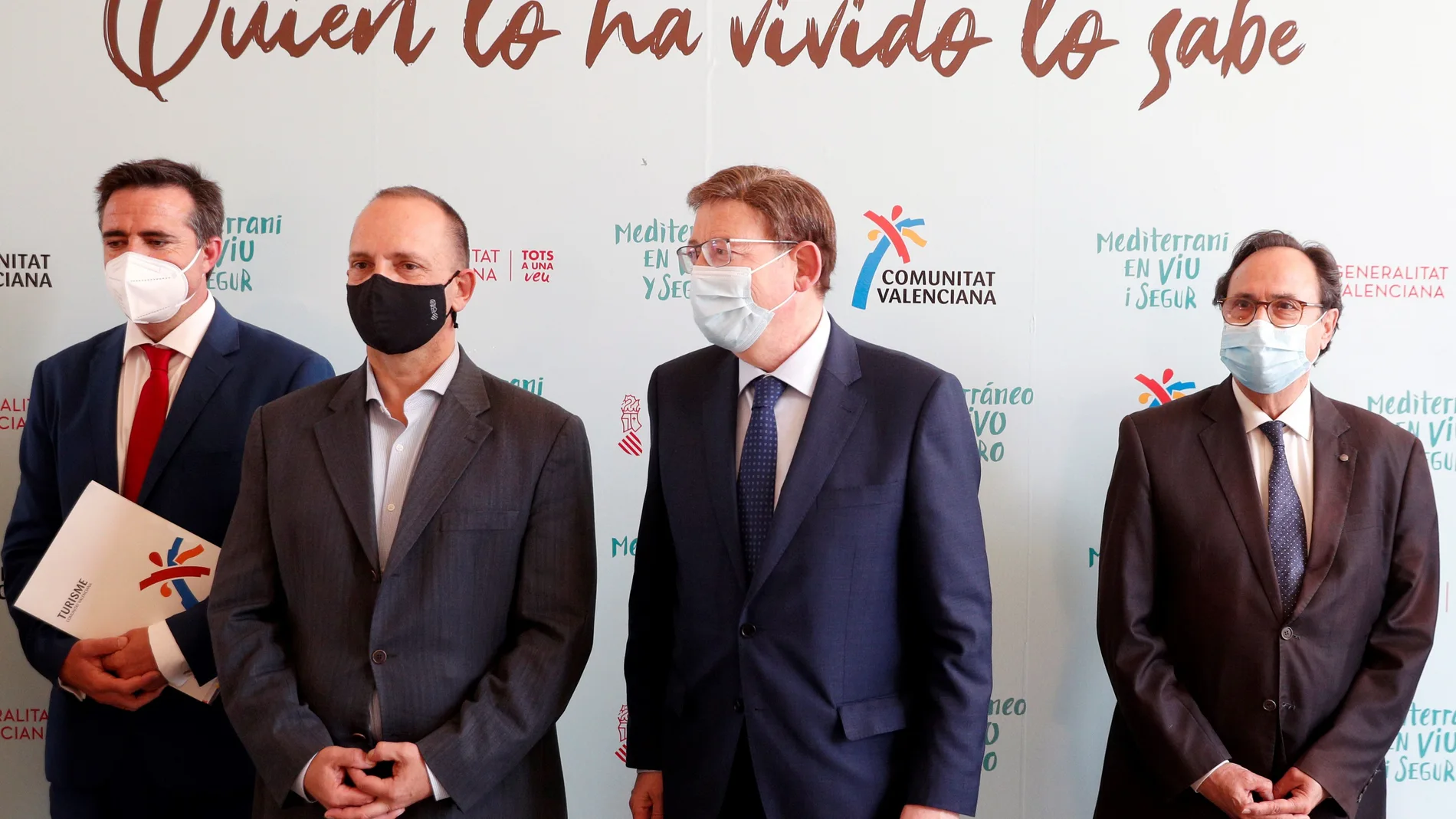 El president de la Generalitat, Ximo Puig (c), junto al vicepresidente segundo, Rubén Martínez Dalmau (2º i), y al conseller de Hacienda, Vicent Soler, asiste al acto de presentación de la campaña de promoción turística de la Comunitat Valenciana