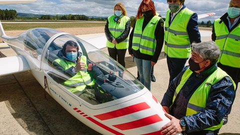 El presidente de Castilla y León, Alfonso Fernández Mañueco, visita el aeródromo de Garray