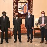 El alcalde Carlos García Carbayo se reúne con los representantes de la Asociación "Tren Salamanca"